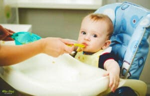تغذية الطفل بعمر الستة أشهر